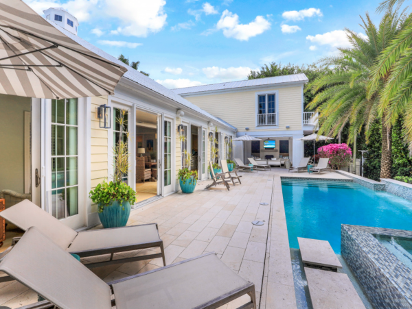 Luxurious Retreat with a Pool in Olde Naples, Steps from the Beach